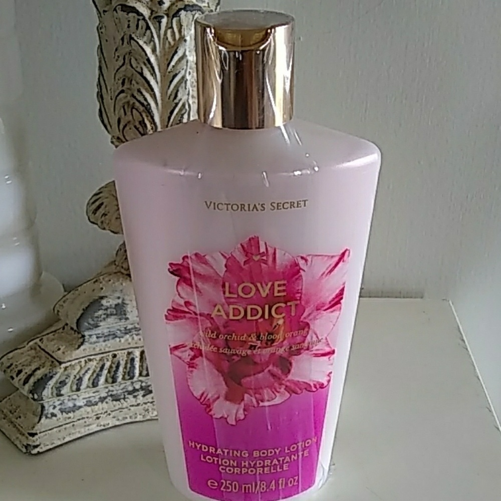 🆕Victoria Secret ❤️ Love Addict💕 Body Lotion